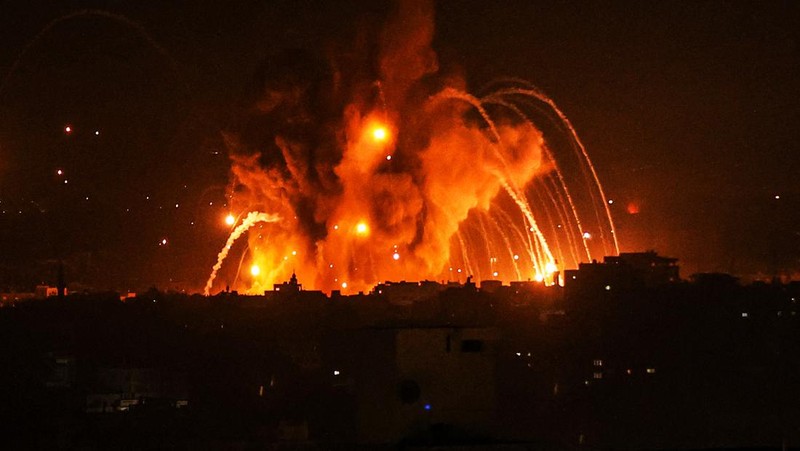 Roket ditembakkan ke arah Israel dari Jalur Gaza, Minggu, 8 Oktober 2023. Penguasa militan Hamas di Jalur Gaza melakukan serangan multi-front yang belum pernah terjadi sebelumnya terhadap Israel. (AP/Fatima Shbair)