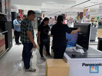 Transmart Full Day Dimulai, Elektronik Diserbu Pengunjung