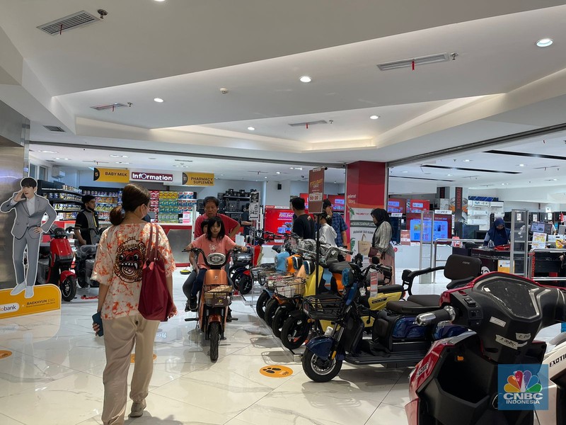 Transmart Full Day Sale di Transmart Transpark Bintaro. (CNBC Indonesia/Tety Purwanti) Transmart Full Day Sale di Transmart Transpark Bintaro. (CNBC Indonesia/Tety Purwanti)
