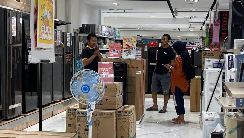 Transmart Full Day Sale di Transmart Transpark Bintaro. (CNBC Indonesia/Tety Purwanti)