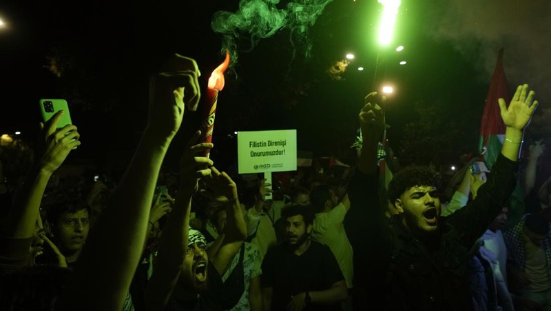 Iranian celebrate during a gathering in support of Palestinians, in Tehran, Iran, October 7, 2023. Majid Asgaripour/WANA (West Asia News Agency) via REUTERS. ATTENTION EDITORS - THIS IMAGE HAS BEEN SUPPLIED BY A THIRD PARTY.
