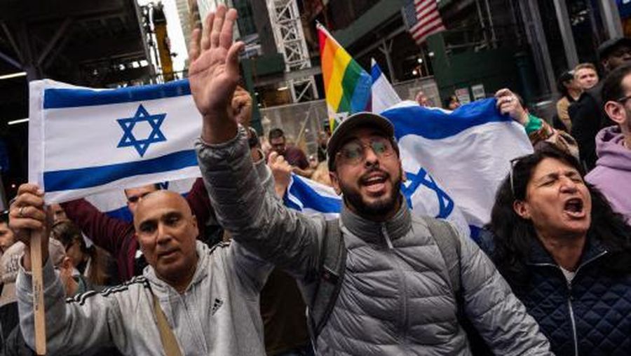 Aksi unjuk rasa terjadi di sejumlah kota di Amerika Serikat (AS) sebagai reaksi atas konflik yang menimbulkan ratusan korban jiwa di Israel dan Palestina, Minggu (8/10/2023) waktu setempat. (Getty Images via AFP/ADAM GRAY)