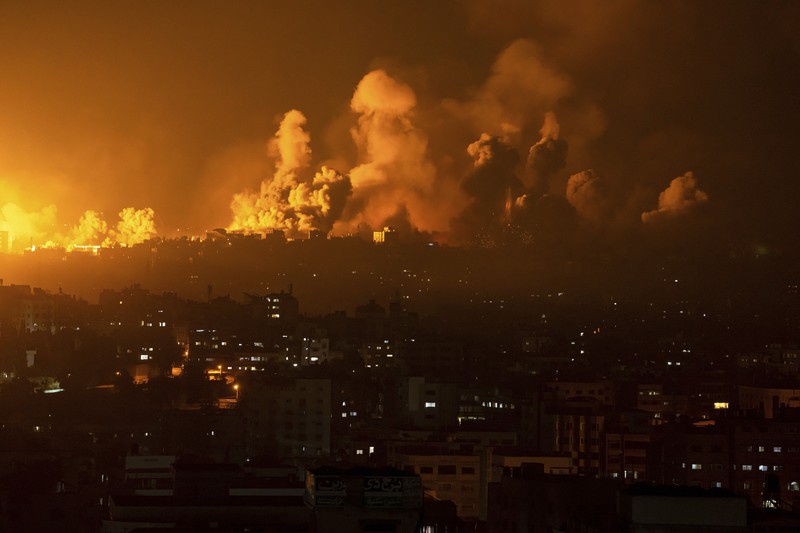Roket ditembakkan ke arah Israel dari Jalur Gaza, Minggu, 8 Oktober 2023. Penguasa militan Hamas di Jalur Gaza melakukan serangan multi-front yang belum pernah terjadi sebelumnya terhadap Israel. (AP/Fatima Shbair)