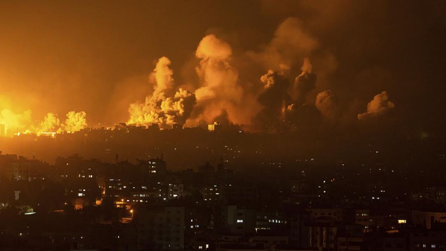 Api dan asap membubung tinggi menyusul serangan udara Israel, di Kota Gaza, Minggu, 8 Oktober 2023. (AP Photo/Fatima Shbair)