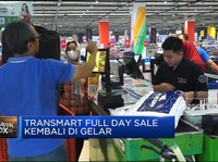 Diskon Besar! Pengunjung Padati Gerai Transmart!