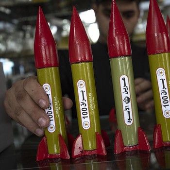 Warga Gaza Palestina Jual Parfum dalam Botol Bentuk Roket