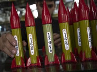 Warga Gaza Palestina Jual Parfum dalam Botol Bentuk Roket