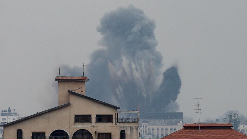 Smoke rises following Israeli strikes in Gaza, October 9, 2023. REUTERS/Saleh Salem