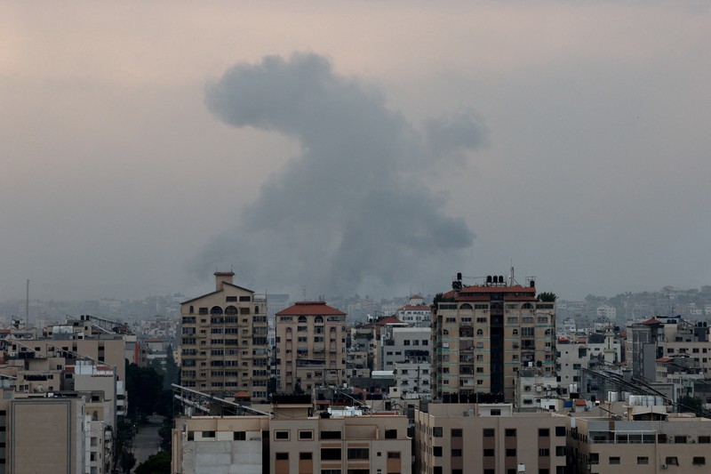 ISRAEL-PALESTINIANS/ Smoke rises following Israeli strikes in Gaza, October 9, 2023. REUTERS/Saleh Salem