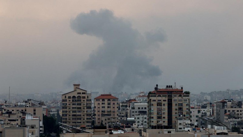 Smoke rises following Israeli strikes in Gaza, October 9, 2023. REUTERS/Saleh Salem
