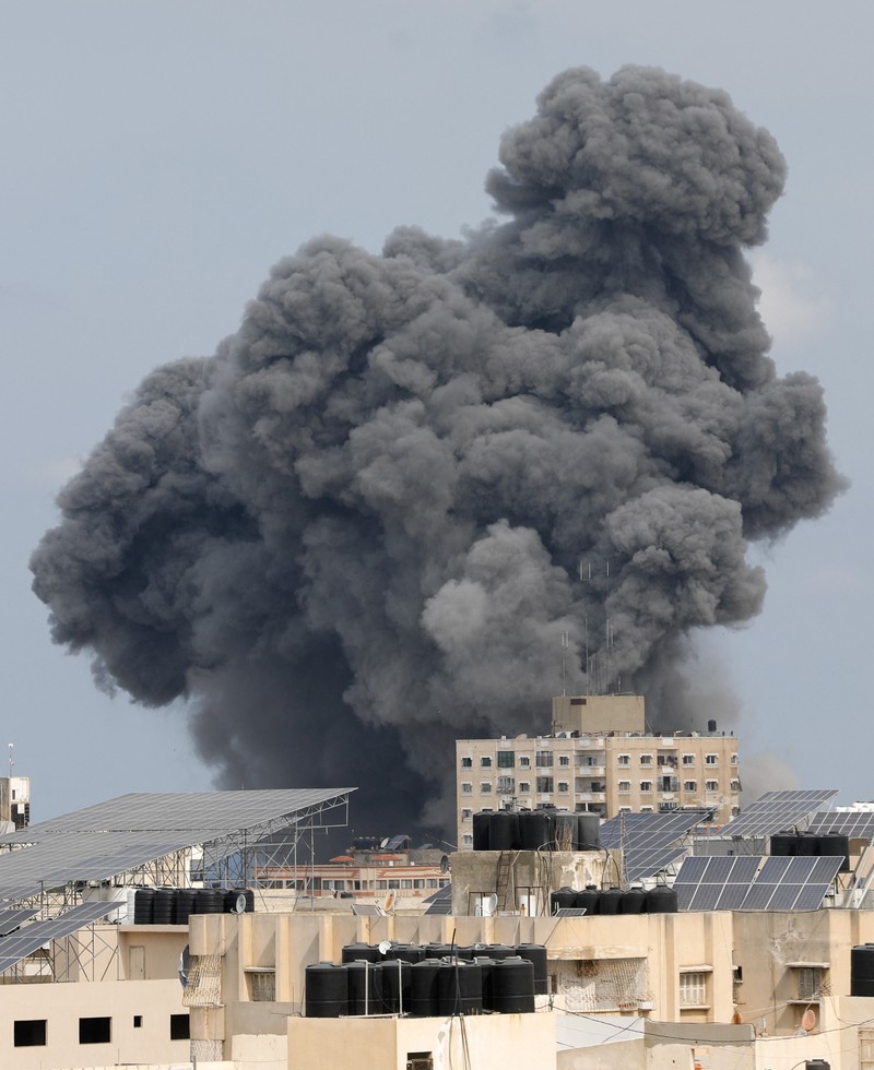 ISRAEL-PALESTINIANS/ Smoke rises following Israeli strikes in Gaza, October 9, 2023. REUTERS/Saleh Salem