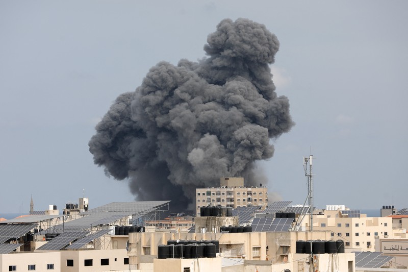 ISRAEL-PALESTINIANS/ Smoke rises following Israeli strikes in Gaza, October 9, 2023. REUTERS/Saleh Salem