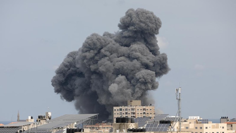Smoke rises following Israeli strikes in Gaza, October 9, 2023. REUTERS/Saleh Salem