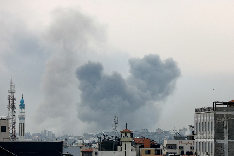 ISRAEL-PALESTINIANS/ Smoke rises following Israeli strikes in Gaza, October 9, 2023. REUTERS/Saleh Salem