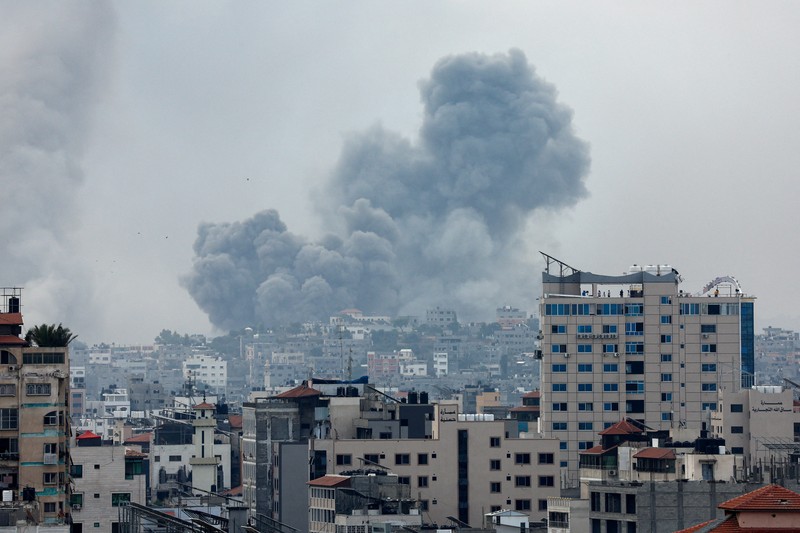 ISRAEL-PALESTINIANS/ Smoke rises following Israeli strikes in Gaza, October 9, 2023. REUTERS/Saleh Salem