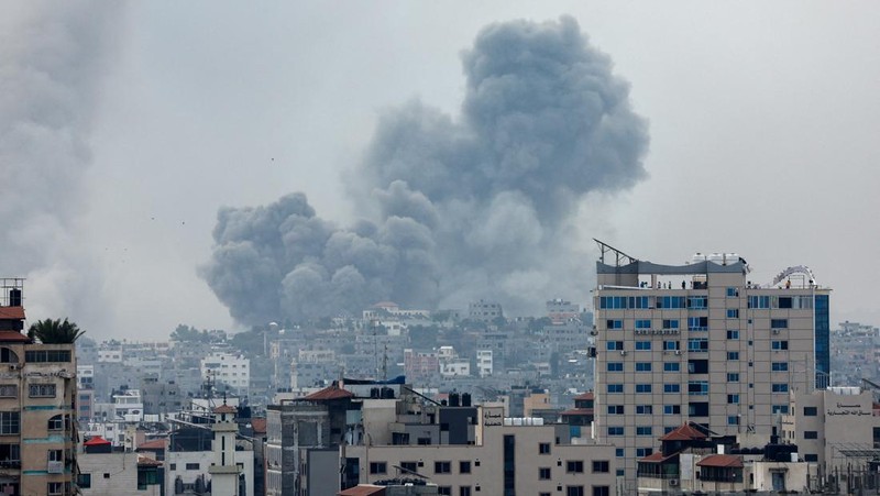 Smoke rises following Israeli strikes in Gaza, October 9, 2023. REUTERS/Saleh Salem
