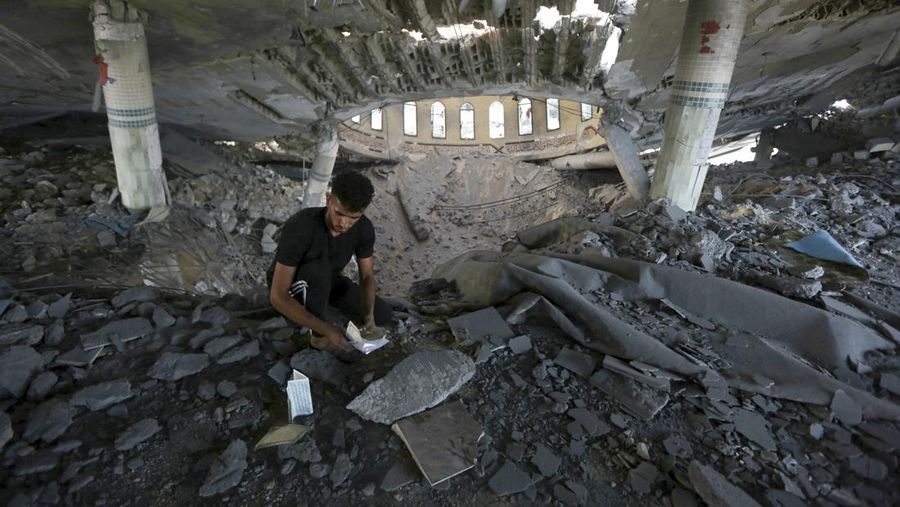 Masjid terkemuka di Kota Khan Younis di Jalur Gaza dan sejumlah rumah penduduk Palestina hancur imbas serangan Israel. (AP Photo/Yousef Masoud)