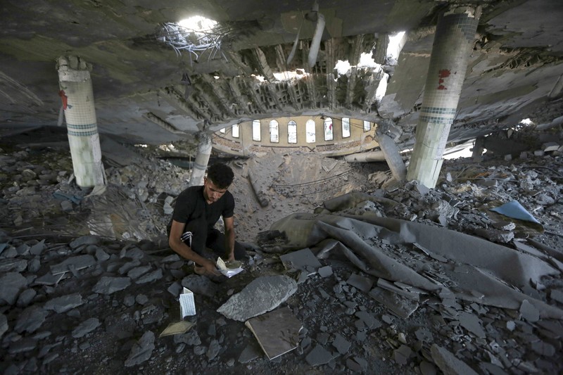 Masjid terkemuka di Kota Khan Younis di Jalur Gaza dan sejumlah rumah penduduk Palestina hancur imbas serangan Israel. (AP Photo/Yousef Masoud) Masjid terkemuka di Kota Khan Younis di Jalur Gaza dan sejumlah rumah penduduk Palestina hancur imbas serangan Israel. (AP Photo/Yousef Masoud)