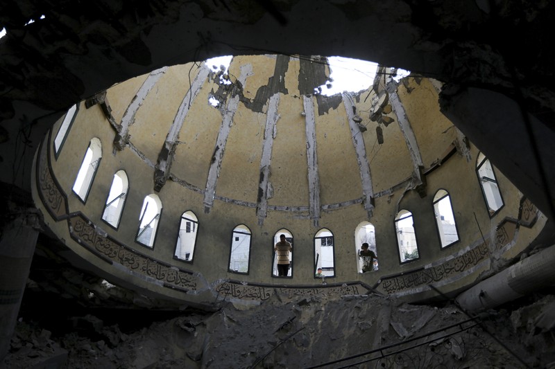 Masjid terkemuka di Kota Khan Younis di Jalur Gaza dan sejumlah rumah penduduk Palestina hancur imbas serangan Israel. (AP Photo/Yousef Masoud)