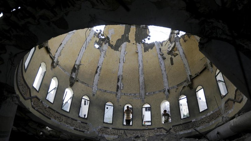 Masjid terkemuka di Kota Khan Younis di Jalur Gaza dan sejumlah rumah penduduk Palestina hancur imbas serangan Israel. (AP Photo/Yousef Masoud)