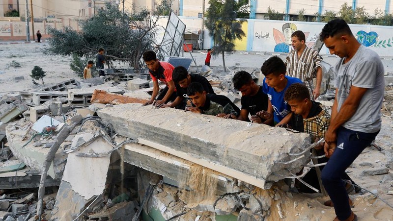 Masjid terkemuka di Kota Khan Younis di Jalur Gaza dan sejumlah rumah penduduk Palestina hancur imbas serangan Israel. (AP Photo/Yousef Masoud)
