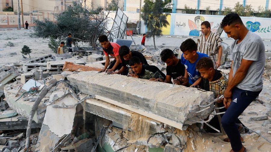 Masjid terkemuka di Kota Khan Younis di Jalur Gaza dan sejumlah rumah penduduk Palestina hancur imbas serangan Israel. (REUTERS/Ibraheem Abu Mustafa)