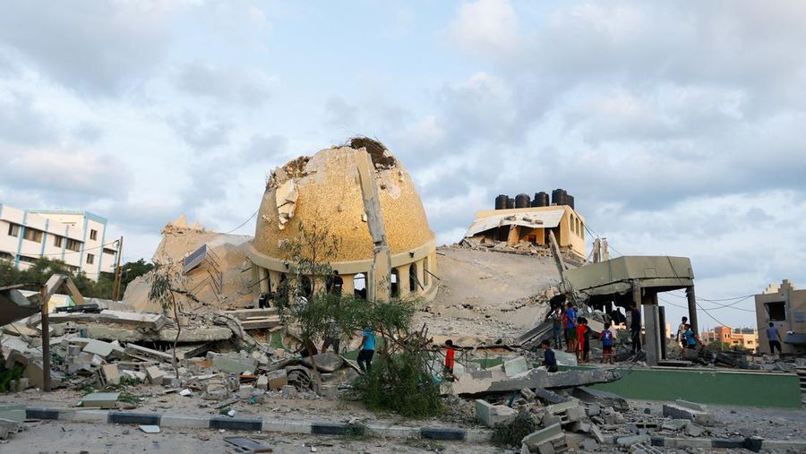 Masjid terkemuka di Kota Khan Younis di Jalur Gaza dan sejumlah rumah penduduk Palestina hancur imbas serangan Israel. (REUTERS/Ibraheem Abu Mustafa)