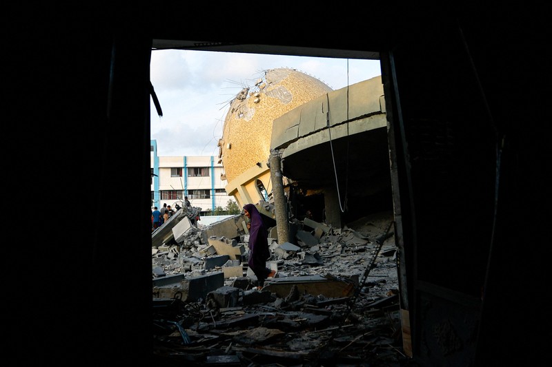 Masjid terkemuka di Kota Khan Younis di Jalur Gaza dan sejumlah rumah penduduk Palestina hancur imbas serangan Israel. (AP Photo/Yousef Masoud)