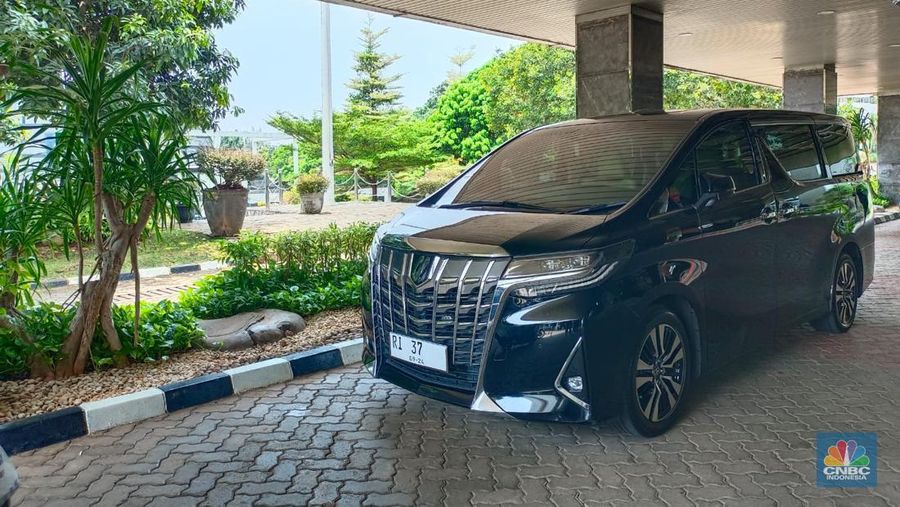 Mobil dinas Plt Menteri Pertanian Arief Prasetyo Adi. (CNBC Indonesia/Martyasari Rizky) Mobil dinas Plt Menteri Pertanian Arief Prasetyo Adi. (CNBC Indonesia/Martyasari Rizky)