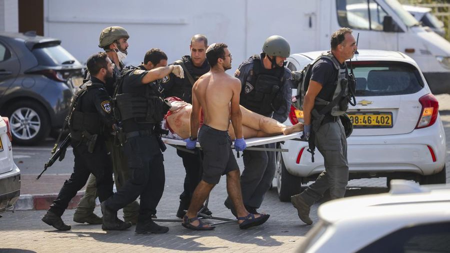 Roket ditembakkan ke arah Israel dari Jalur Gaza, Minggu, 8 Oktober 2023. Penguasa militan Hamas di Jalur Gaza melakukan serangan multi-front yang belum pernah terjadi sebelumnya terhadap Israel. (AP/Fatima Shbair)