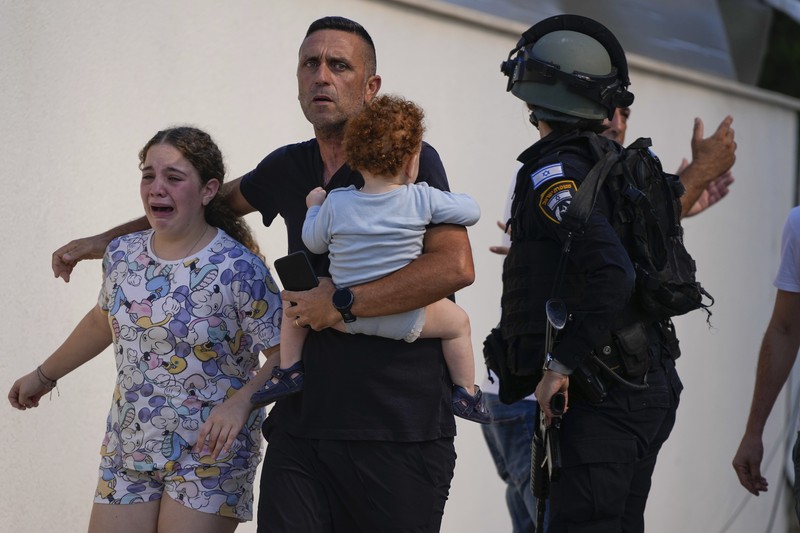 Roket ditembakkan ke arah Israel dari Jalur Gaza, Minggu, 8 Oktober 2023. Penguasa militan Hamas di Jalur Gaza melakukan serangan multi-front yang belum pernah terjadi sebelumnya terhadap Israel. (AP/Fatima Shbair)