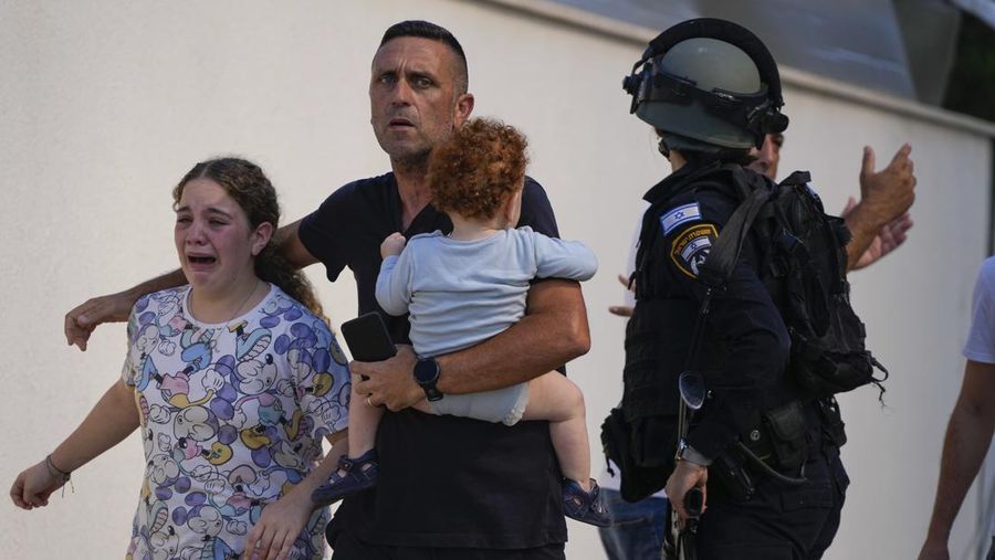 Roket ditembakkan ke arah Israel dari Jalur Gaza, Minggu, 8 Oktober 2023. Penguasa militan Hamas di Jalur Gaza melakukan serangan multi-front yang belum pernah terjadi sebelumnya terhadap Israel. (AP/Fatima Shbair)
