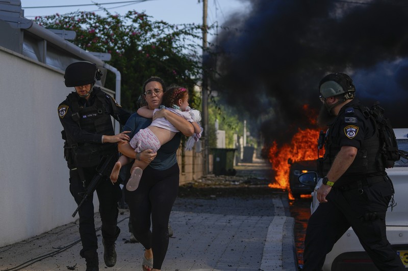 Roket ditembakkan ke arah Israel dari Jalur Gaza, Minggu, 8 Oktober 2023. Penguasa militan Hamas di Jalur Gaza melakukan serangan multi-front yang belum pernah terjadi sebelumnya terhadap Israel. (AP/Fatima Shbair) Roket ditembakkan ke arah Israel dari Jalur Gaza, Minggu, 8 Oktober 2023. Penguasa militan Hamas di Jalur Gaza melakukan serangan multi-front yang belum pernah terjadi sebelumnya terhadap Israel. (AP/Fatima Shbair)
