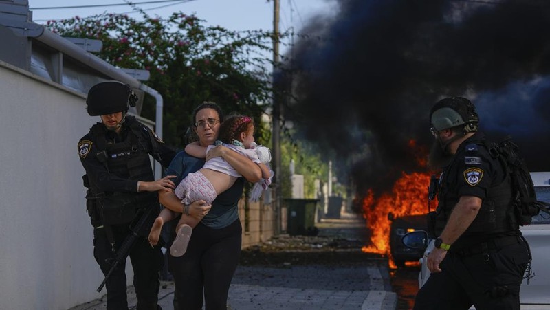 Roket ditembakkan ke arah Israel dari Jalur Gaza, Minggu, 8 Oktober 2023. Penguasa militan Hamas di Jalur Gaza melakukan serangan multi-front yang belum pernah terjadi sebelumnya terhadap Israel. (AP/Fatima Shbair)