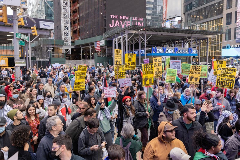 Ratusan pengunjuk rasa turun ke jalan di Kota New York pada hari Minggu (8/10/2023) untuk mendukung Palestina setelah serangan oleh Hamas terhadap Israel pada akhir pekan. (REUTERS/Jeenah Moon) Ratusan pengunjuk rasa turun ke jalan di Kota New York pada hari Minggu (8/10/2023) untuk mendukung Palestina setelah serangan oleh Hamas terhadap Israel pada akhir pekan. (REUTERS/Jeenah Moon)