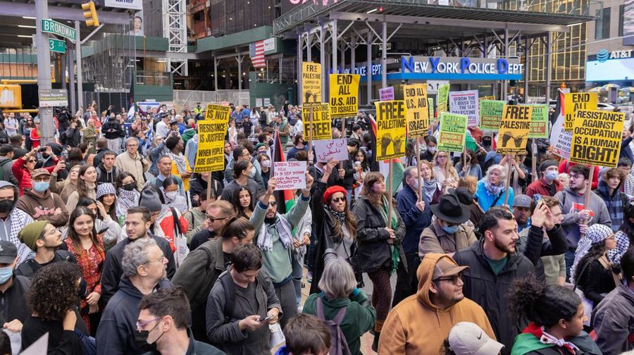 Ratusan pengunjuk rasa turun ke jalan di Kota New York pada hari Minggu (8/10/2023) untuk mendukung Palestina setelah serangan oleh Hamas terhadap Israel pada akhir pekan. (REUTERS/Jeenah Moon)