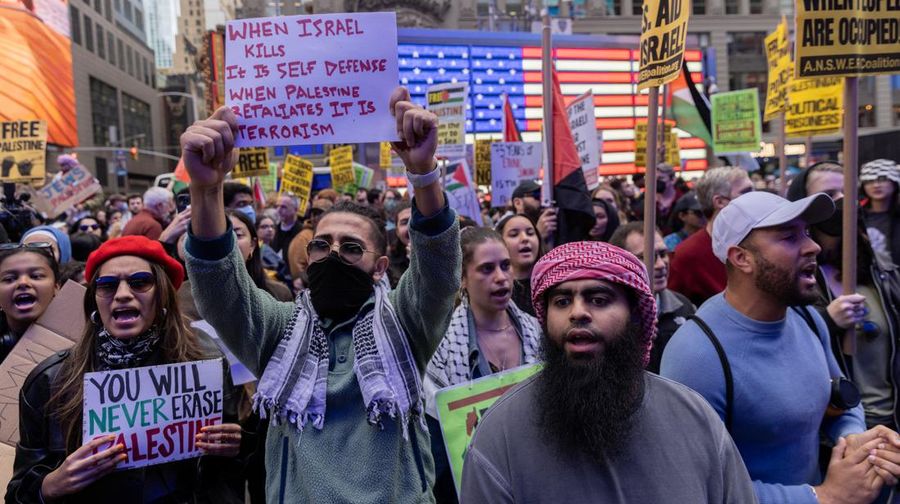 Ratusan pengunjuk rasa turun ke jalan di Kota New York pada hari Minggu (8/10/2023) untuk mendukung Palestina setelah serangan oleh Hamas terhadap Israel pada akhir pekan. (REUTERS/Jeenah Moon)