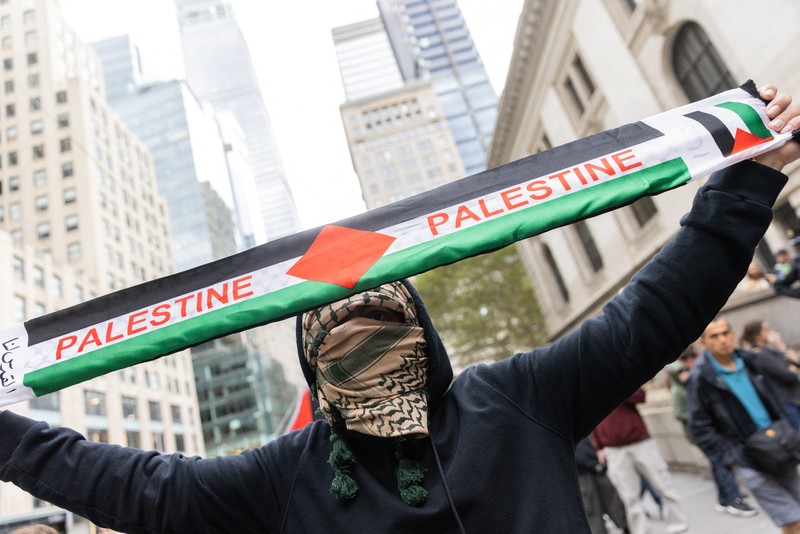 Ratusan pengunjuk rasa turun ke jalan di Kota New York pada hari Minggu (8/10/2023) untuk mendukung Palestina setelah serangan oleh Hamas terhadap Israel pada akhir pekan. (REUTERS/Jeenah Moon) Ratusan pengunjuk rasa turun ke jalan di Kota New York pada hari Minggu (8/10/2023) untuk mendukung Palestina setelah serangan oleh Hamas terhadap Israel pada akhir pekan. (REUTERS/Jeenah Moon)