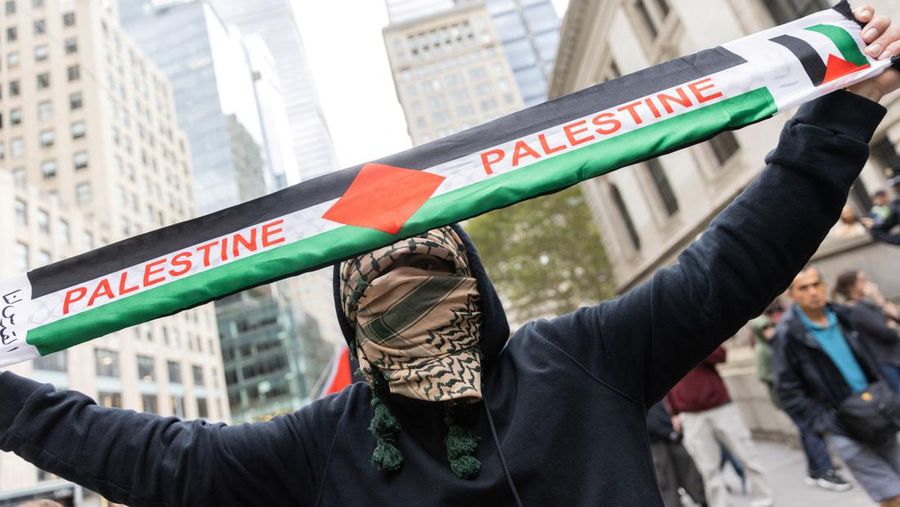 Ratusan pengunjuk rasa turun ke jalan di Kota New York pada hari Minggu (8/10/2023) untuk mendukung Palestina setelah serangan oleh Hamas terhadap Israel pada akhir pekan. (REUTERS/Jeenah Moon)