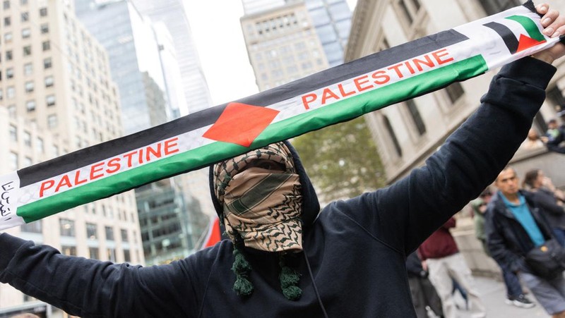 Ratusan pengunjuk rasa turun ke jalan di Kota New York pada hari Minggu (8/10/2023) untuk mendukung Palestina setelah serangan oleh Hamas terhadap Israel pada akhir pekan. (REUTERS/Jeenah Moon)