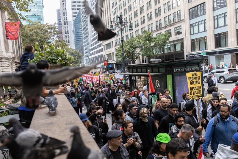Ratusan pengunjuk rasa turun ke jalan di Kota New York pada hari Minggu (8/10/2023) untuk mendukung Palestina setelah serangan oleh Hamas terhadap Israel pada akhir pekan. (REUTERS/Jeenah Moon) Ratusan pengunjuk rasa turun ke jalan di Kota New York pada hari Minggu (8/10/2023) untuk mendukung Palestina setelah serangan oleh Hamas terhadap Israel pada akhir pekan. (REUTERS/Jeenah Moon)