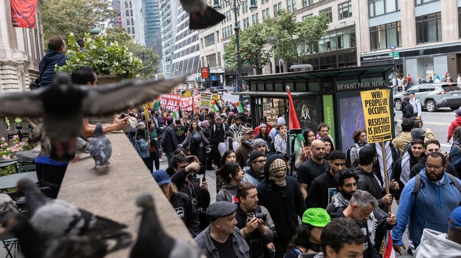 Ratusan pengunjuk rasa turun ke jalan di Kota New York pada hari Minggu (8/10/2023) untuk mendukung Palestina setelah serangan oleh Hamas terhadap Israel pada akhir pekan. (REUTERS/Jeenah Moon)