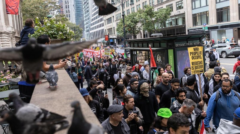 Ratusan pengunjuk rasa turun ke jalan di Kota New York pada hari Minggu (8/10/2023) untuk mendukung Palestina setelah serangan oleh Hamas terhadap Israel pada akhir pekan. (REUTERS/Jeenah Moon)
