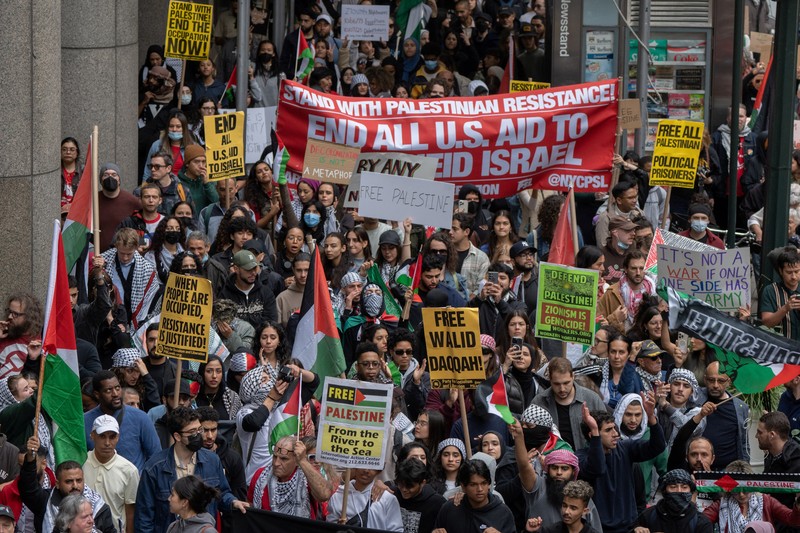 Ratusan pengunjuk rasa turun ke jalan di Kota New York pada hari Minggu (8/10/2023) untuk mendukung Palestina setelah serangan oleh Hamas terhadap Israel pada akhir pekan. (REUTERS/Jeenah Moon) Ratusan pengunjuk rasa turun ke jalan di Kota New York pada hari Minggu (8/10/2023) untuk mendukung Palestina setelah serangan oleh Hamas terhadap Israel pada akhir pekan. (REUTERS/Jeenah Moon)