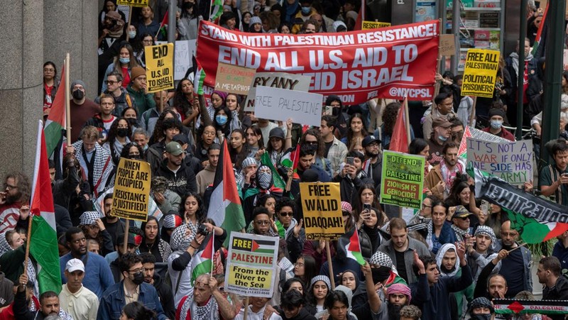 Ratusan pengunjuk rasa turun ke jalan di Kota New York pada hari Minggu (8/10/2023) untuk mendukung Palestina setelah serangan oleh Hamas terhadap Israel pada akhir pekan. (REUTERS/Jeenah Moon)