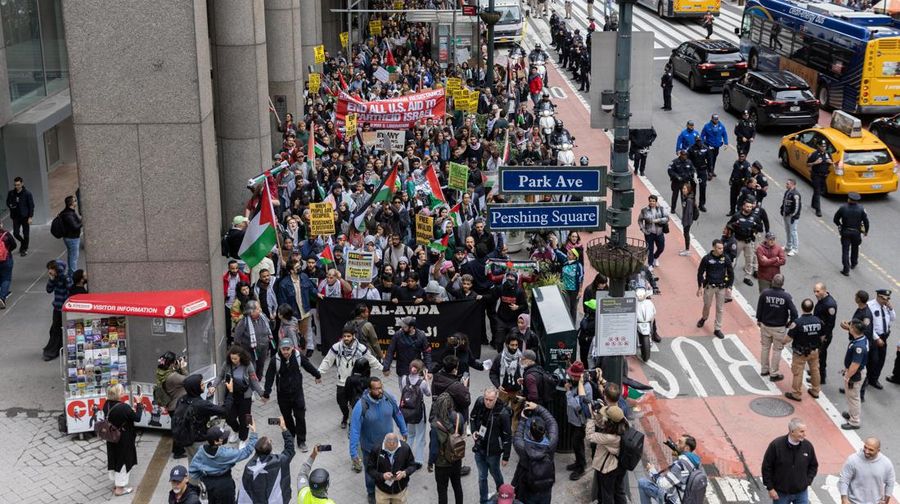 Ratusan pengunjuk rasa turun ke jalan di Kota New York pada hari Minggu (8/10/2023) untuk mendukung Palestina setelah serangan oleh Hamas terhadap Israel pada akhir pekan. (REUTERS/Jeenah Moon)
