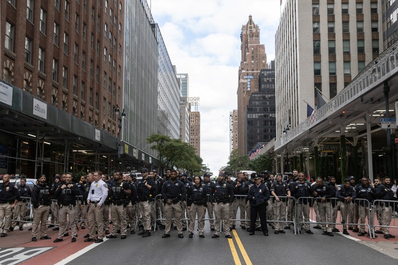 Ratusan pengunjuk rasa turun ke jalan di Kota New York pada hari Minggu (8/10/2023) untuk mendukung Palestina setelah serangan oleh Hamas terhadap Israel pada akhir pekan. (REUTERS/Jeenah Moon) Ratusan pengunjuk rasa turun ke jalan di Kota New York pada hari Minggu (8/10/2023) untuk mendukung Palestina setelah serangan oleh Hamas terhadap Israel pada akhir pekan. (REUTERS/Jeenah Moon)