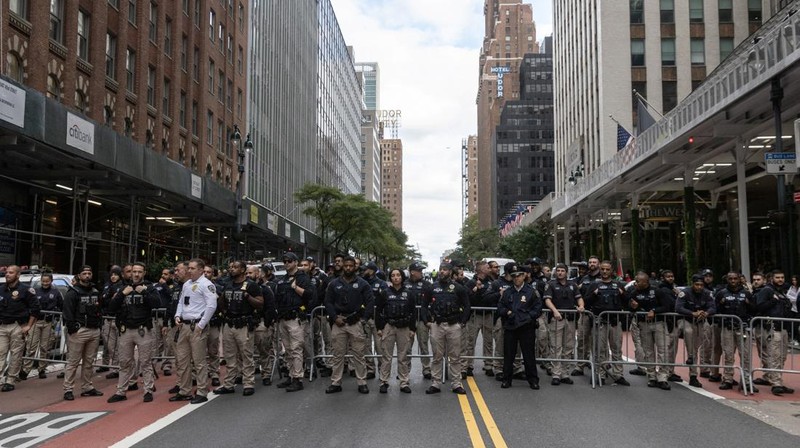 Ratusan pengunjuk rasa turun ke jalan di Kota New York pada hari Minggu (8/10/2023) untuk mendukung Palestina setelah serangan oleh Hamas terhadap Israel pada akhir pekan. (REUTERS/Jeenah Moon)