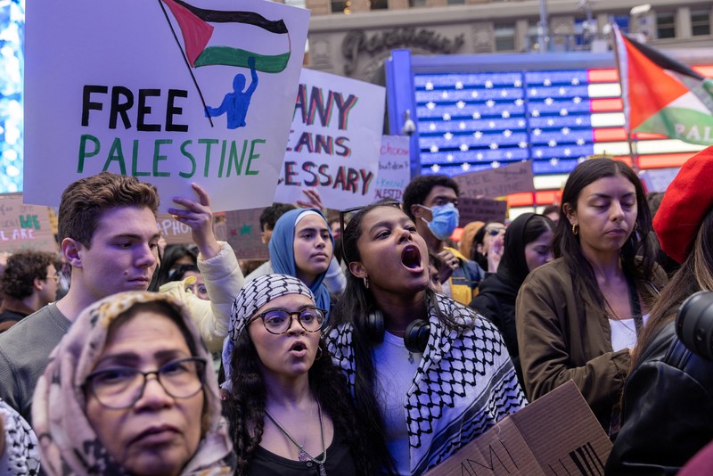 Ratusan pengunjuk rasa turun ke jalan di Kota New York pada hari Minggu (8/10/2023) untuk mendukung Palestina setelah serangan oleh Hamas terhadap Israel pada akhir pekan. (REUTERS/Jeenah Moon) Ratusan pengunjuk rasa turun ke jalan di Kota New York pada hari Minggu (8/10/2023) untuk mendukung Palestina setelah serangan oleh Hamas terhadap Israel pada akhir pekan. (REUTERS/Jeenah Moon)