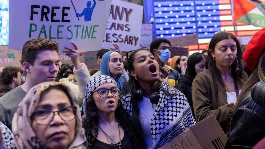 Ratusan pengunjuk rasa turun ke jalan di Kota New York pada hari Minggu (8/10/2023) untuk mendukung Palestina setelah serangan oleh Hamas terhadap Israel pada akhir pekan. (REUTERS/Jeenah Moon)